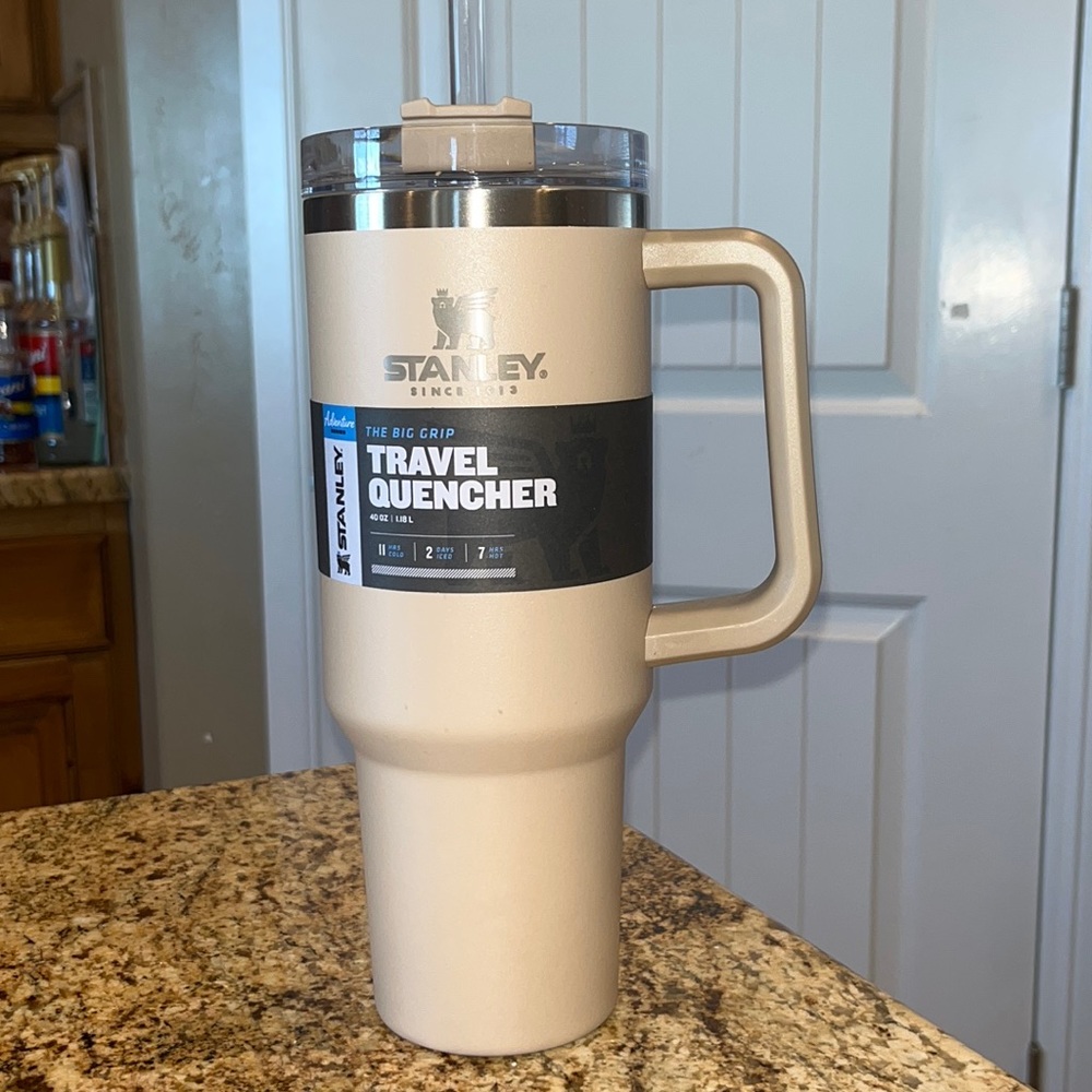 BNWT Stanley Adventure Quencher Travel Tumbler 40 oz in color Driftwood